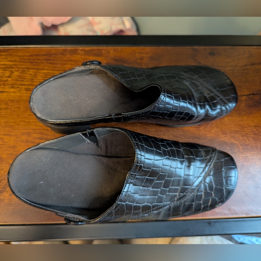 Black Crocodile Patterned Mules - Picture 3 of 8